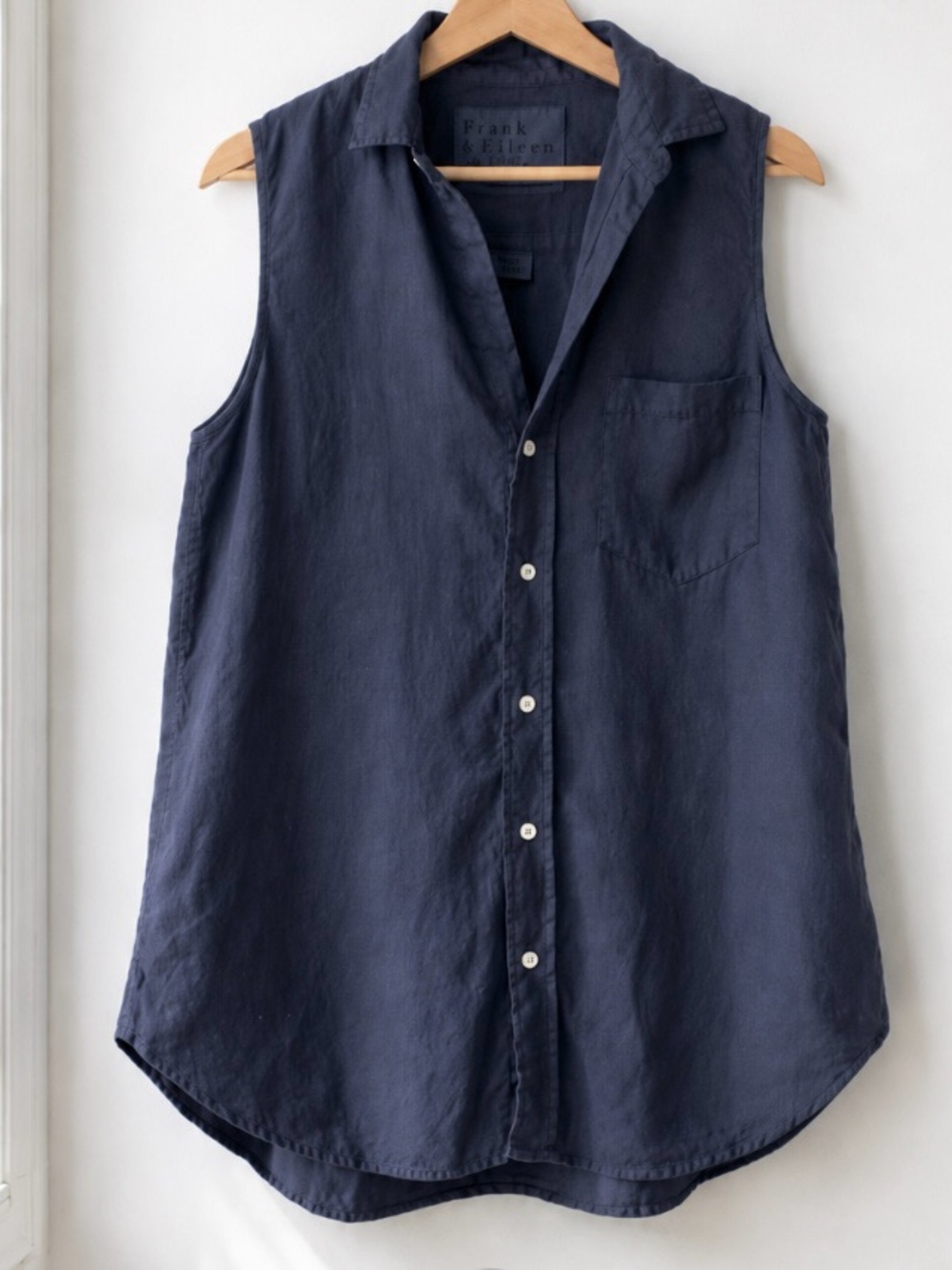 Frank & Eileen  Finley Sleeveless Button-Down Shirt in Navy S